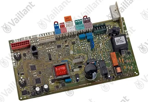 Leiterplatte von Vaillant, ausgestattet mit verschiedenen elektronischen Komponenten, Relais, Anschlüssen und einem Transformator, erkennbar an der komplexen Schaltung.